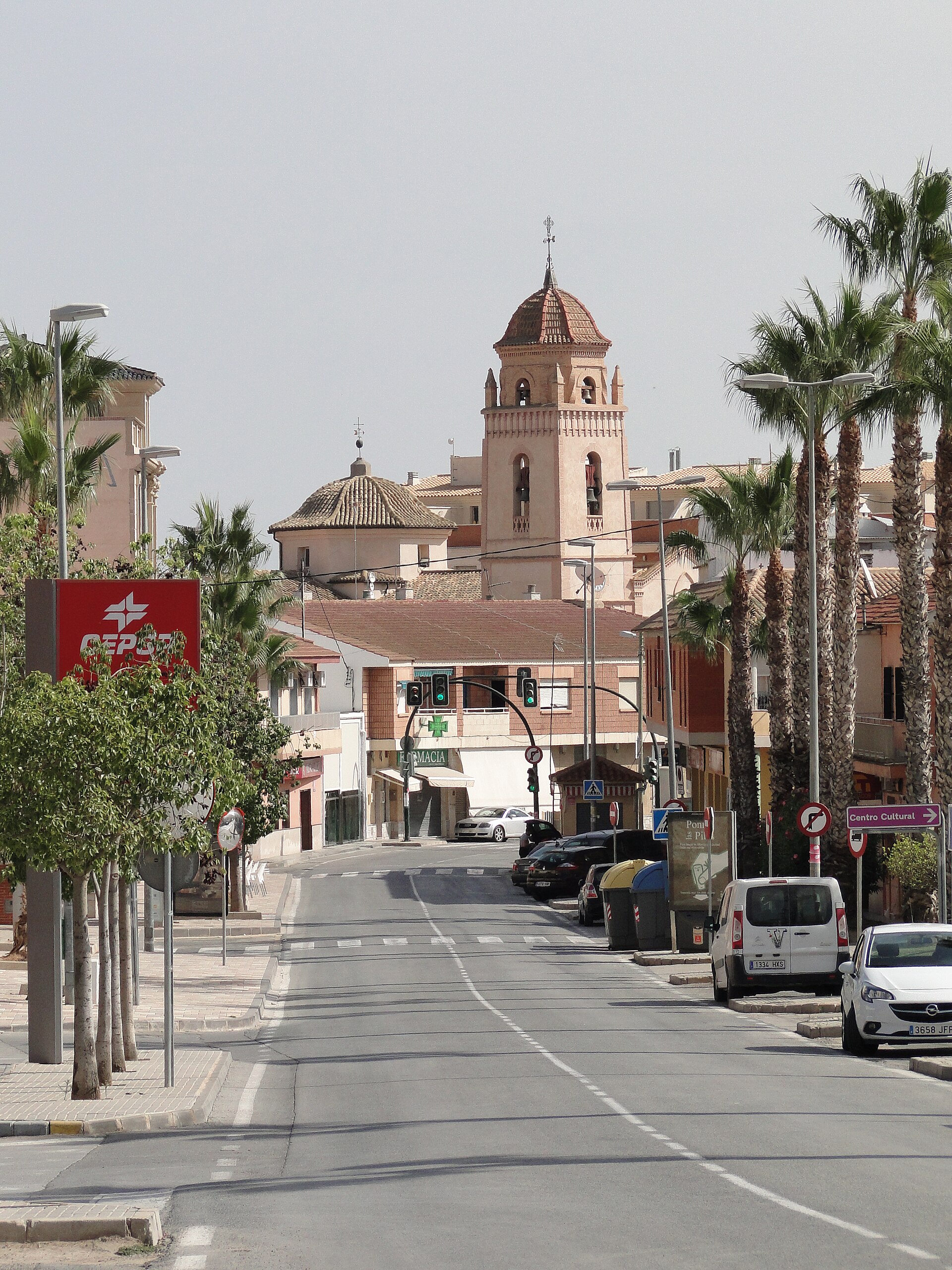 Avenida Constitución en Sucina con torre de la iglesia