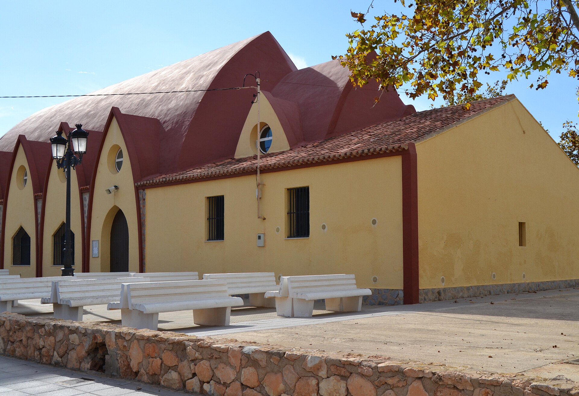Torre de la Horadada, posterior de l'església amb bancs i plaça