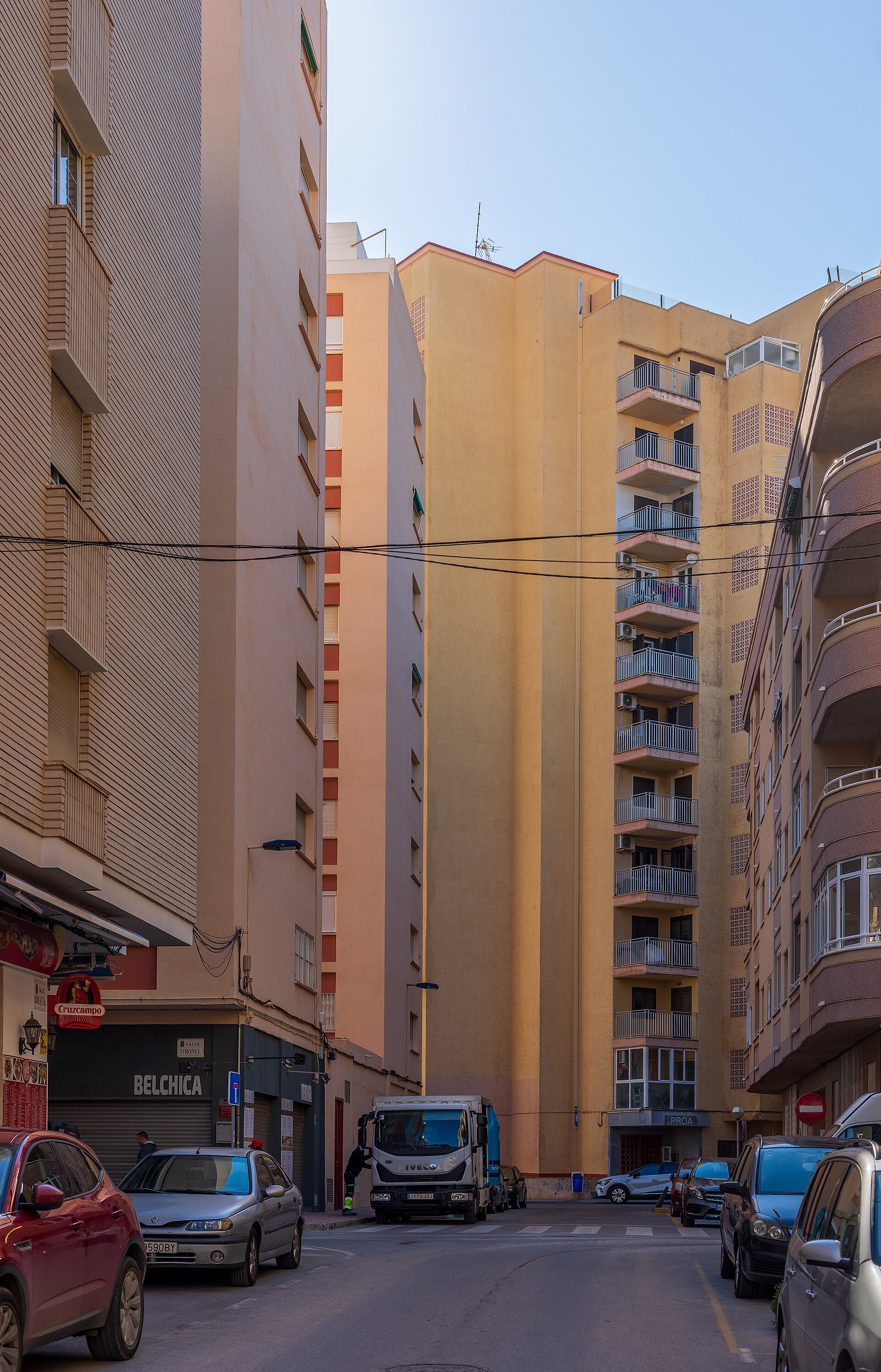 Calle Goleta entre edificios residenciales de Torrevieja