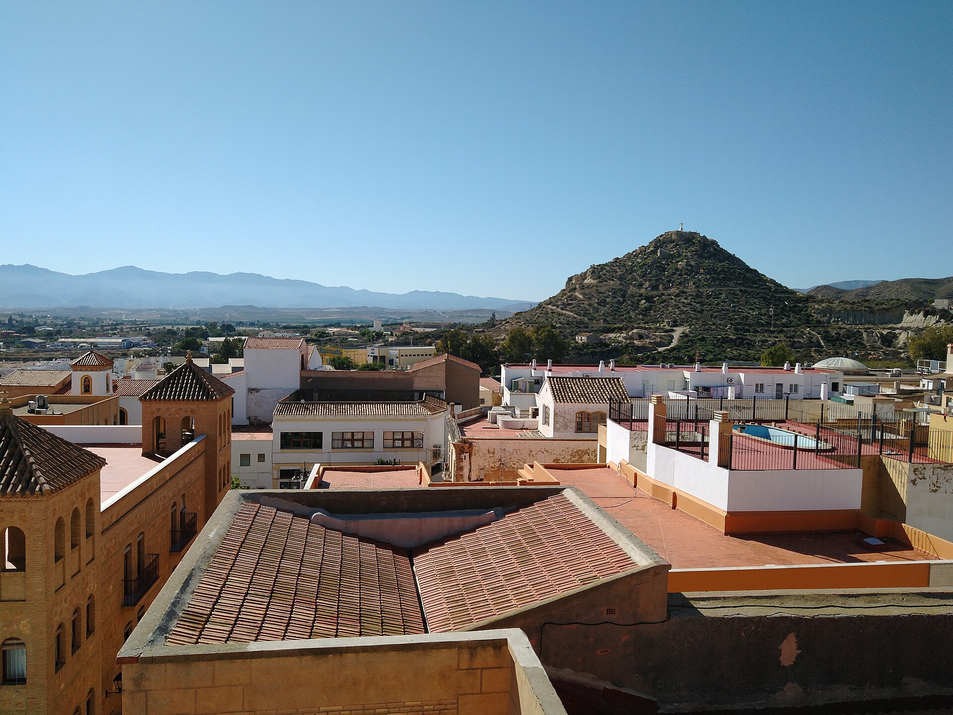 Vera (vista urbana con cerro y tejados)