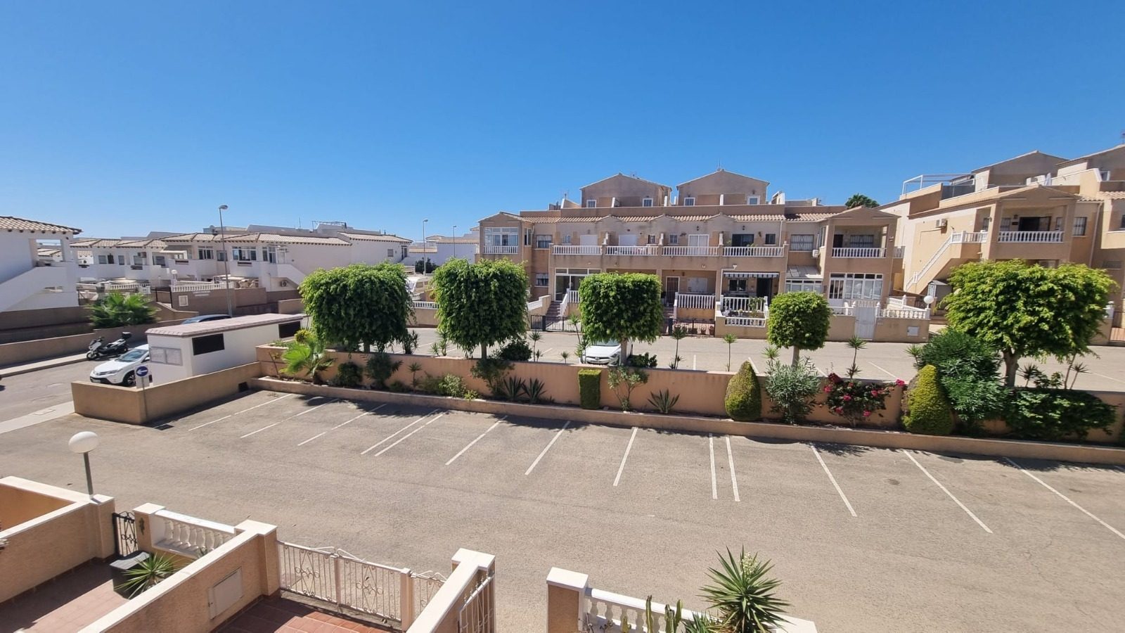 Adosado dúplex 2 dormitorios con jardín y piscina comunitaria en Punta Prima (Orihuela Costa) 2