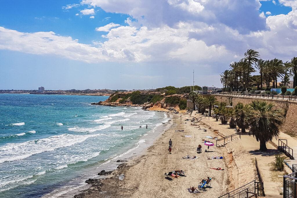 Hermosa playa de Orihuela costa, con una inmobiliaria cercana en Torrevieja