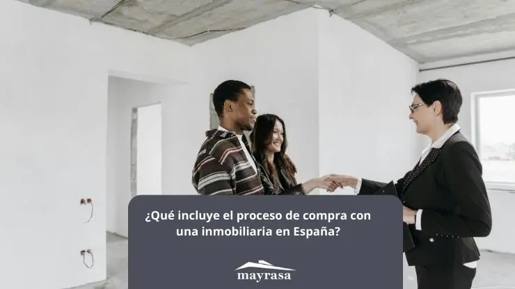 pareja evaluando propiedades en españa mayrasa