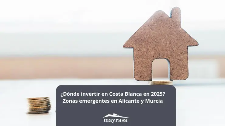 La imagen ilustra dónde invertir en Costa Blanca en 2025 mostrando una casa de madera en miniatura sobre una superficie clara, con monedas apiladas a la izquierda simbolizando la inversión. Utilizada como fondo en un blog de Myrassa